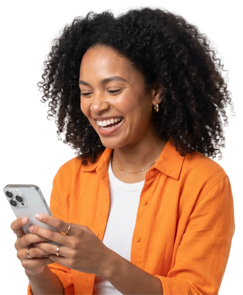 Empreendedora sorrindo enquanto usa o celular para vender com a Kaiross